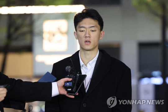 전우원 씨가 광주 서구 모 호텔 앞에 도착해 취재진의 질문에 답변하고 있다. 연합뉴스